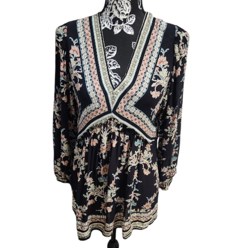Rose+Olive Floral V-Neck  Black Pull-Over Blouse